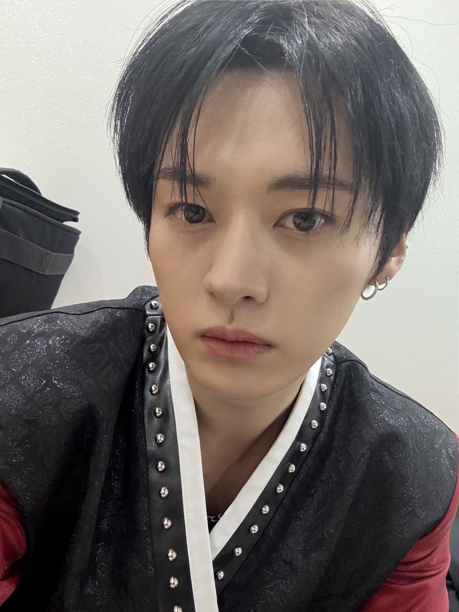 skzwithstay8's tweet image. 🐰- 🌱
[010126] 6:29 PM KST

*SELFIE

Hankboknow