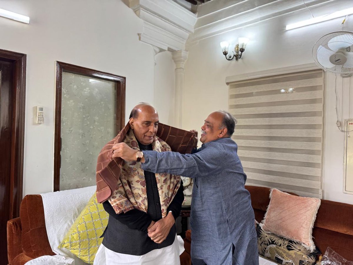 sancheti_ajay's tweet photo. नव वर्ष २०२६ के प्रथम दिन आ.रक्षामंत्री श्री राजनाथ सिंह जी से भेंट हुई, उनका आशीर्वाद और मार्गदर्शन प्राप्त किया। उनसे मिलना हमेशा एक नई ऊर्जा का संचार करता है।
@rajnathsingh
@BJP4India https://t.co/YeEn2NnArO