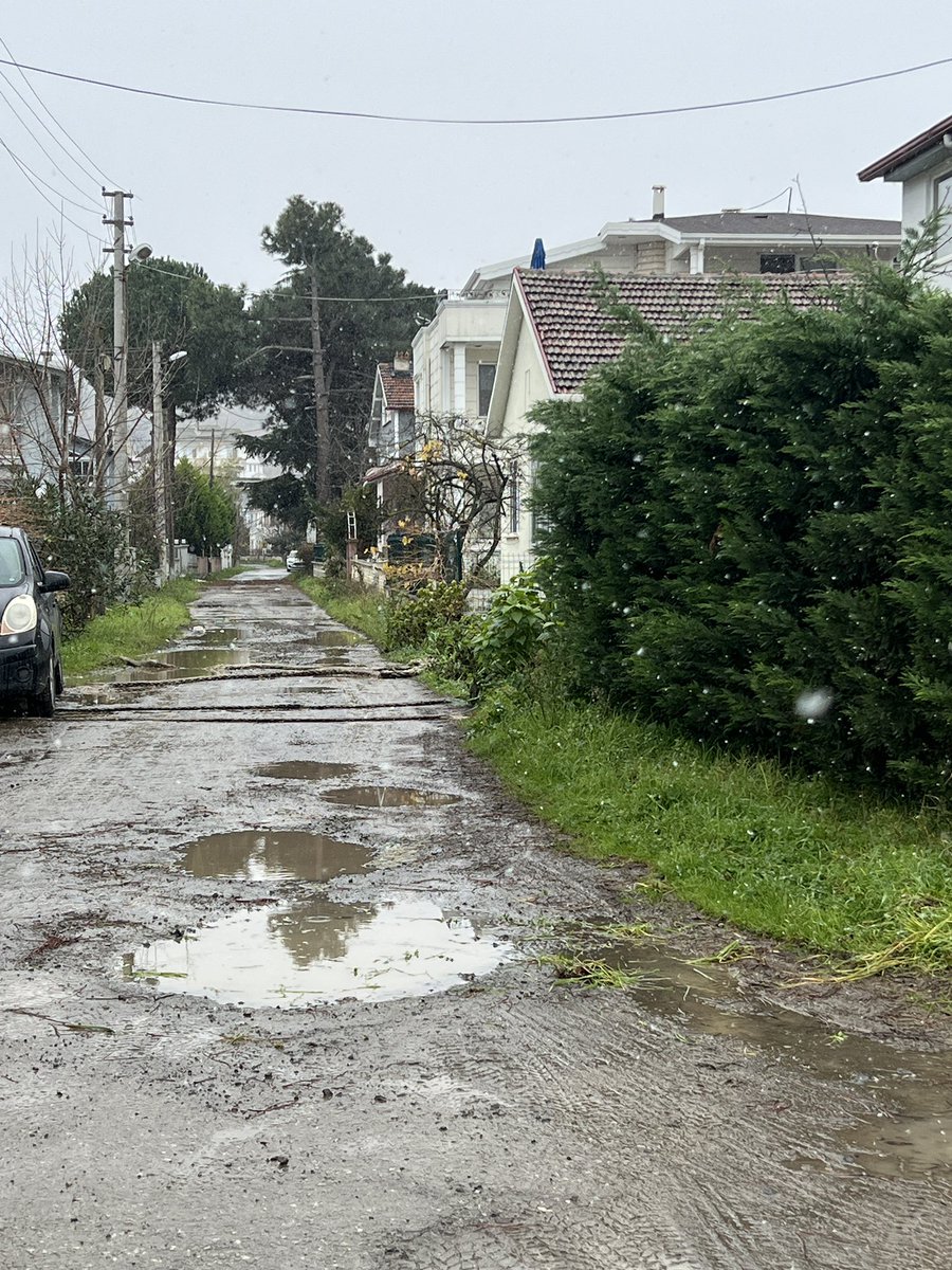 Yıl olmuş 2026. Çakırlar yalı mahallesi 6161. Sokak’ta oturan bizlerin suçu ne biz bu devletin fertleri değil miyiz? Yol istiyoruz. Çamur içinde yapılmamış yollarımız. Diğer yollar yorumda.  <a href="/atakumbeltr/">T.C. Atakum Belediyesi</a> <a href="/samsunbsb/">Samsun Büyükşehir Belediyesi</a> <a href="/TC_icisleri/">T.C. İçişleri Bakanlığı</a>