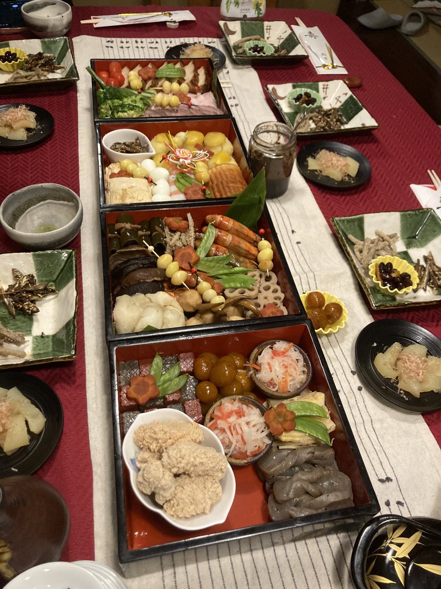 ginger43118's tweet photo. 温州みかんの皮入り黒豆、ごまめ、たたきごぼうが3種の肴。他に鯛の子、海老の旨煮、数の子、百合根、クワイ、伊達巻、だし巻き、甘辛蒟蒻、ローストビー���、ハム、花人参、花蓮根、巌どり、銀杏、昆布巻、栗きんとん。 https://t.co/2MwrNGn0ic