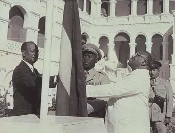 أيها الناسُ نحن من نفرٍ
عمّروا الأرض حيثما قطنوا
ُيذكر المجد كلما ذُكروا
و هو يعتز حين يقترن
حكّموا العدل في الوري زمناً
أتُري هل يعود ذا الزمن
ردد الدهر حسن سيرتهم
ما بها حِطّة و لا درن

 عيد استقلال مجيد ♥️ 🇸🇩