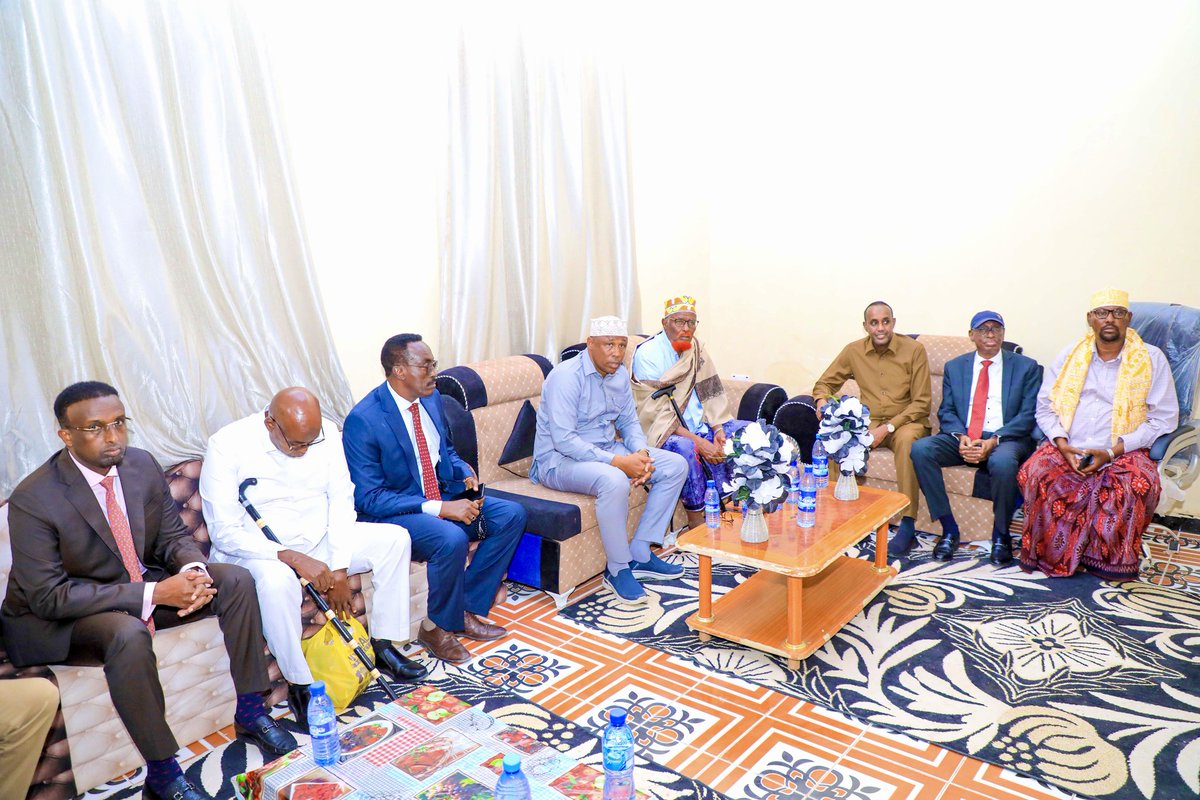 MohamedHRoble's tweet photo. 𝗕𝗜𝗦𝗠𝗜𝗟𝗟𝗔𝗛 
I paid a courtesy visit to Ugaas Hassan Ugaas Mohamed Ugaas Noor at his residence in the city of Dhusamareeb. He is a distinguished figure from an ancient and highly respected sultanate that holds significant esteem across the Somali territories.
Following a comprehensive exchange of views, we jointly affirmed the indispensable role of traditional leadership and cultural institutions in promoting peace and reconciliation, national unity, state-building, and sustainable social development.