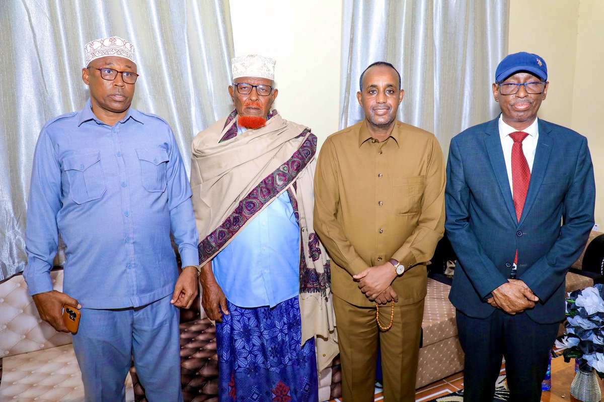 MohamedHRoble's tweet photo. 𝗕𝗜𝗦𝗠𝗜𝗟𝗟𝗔𝗛 
I paid a courtesy visit to Ugaas Hassan Ugaas Mohamed Ugaas Noor at his residence in the city of Dhusamareeb. He is a distinguished figure from an ancient and highly respected sultanate that holds significant esteem across the Somali territories.
Following a comprehensive exchange of views, we jointly affirmed the indispensable role of traditional leadership and cultural institutions in promoting peace and reconciliation, national unity, state-building, and sustainable social development.
