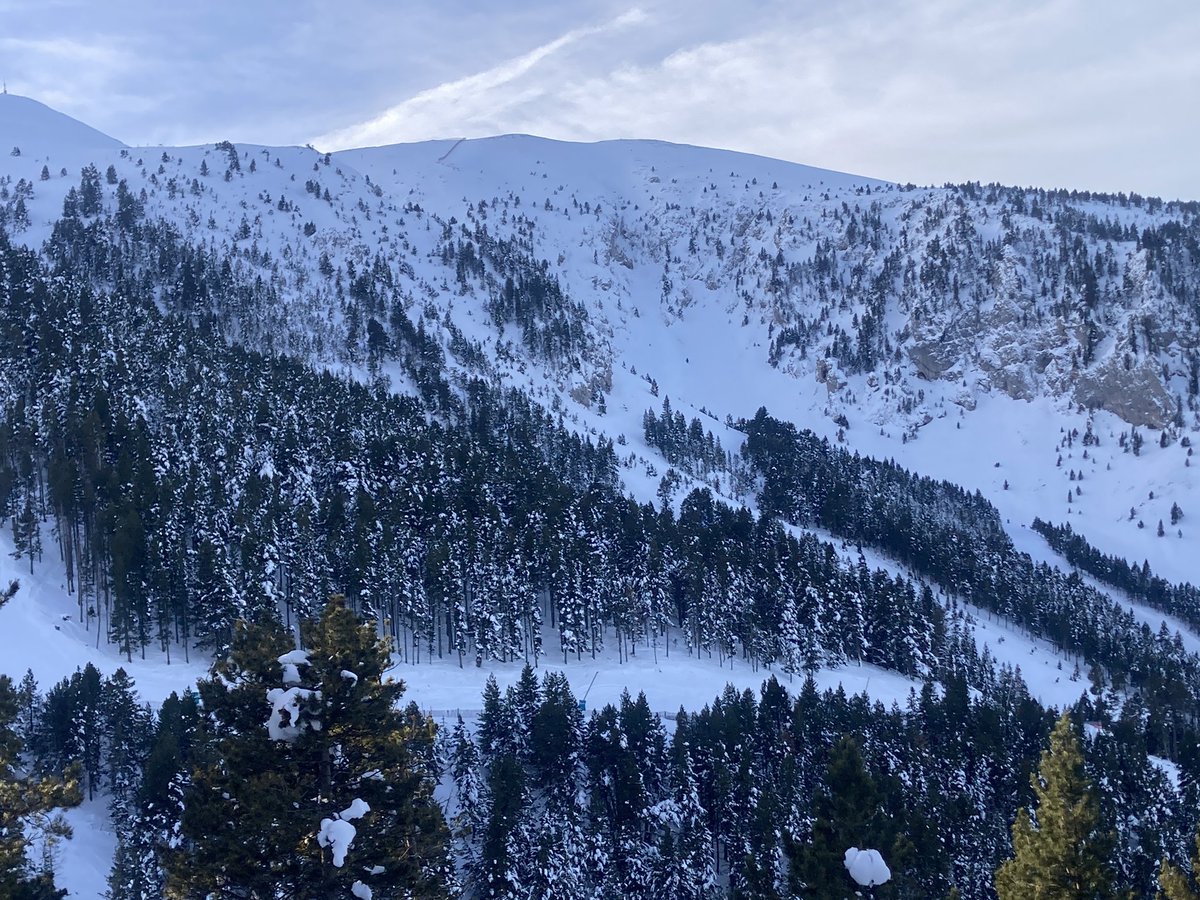 JICervera's tweet image. …i la primera llum del 2026. #BonAny2026 #ski #Pirineu #muntanya #BonDia #Pyrenees ❄️🏔️🍾