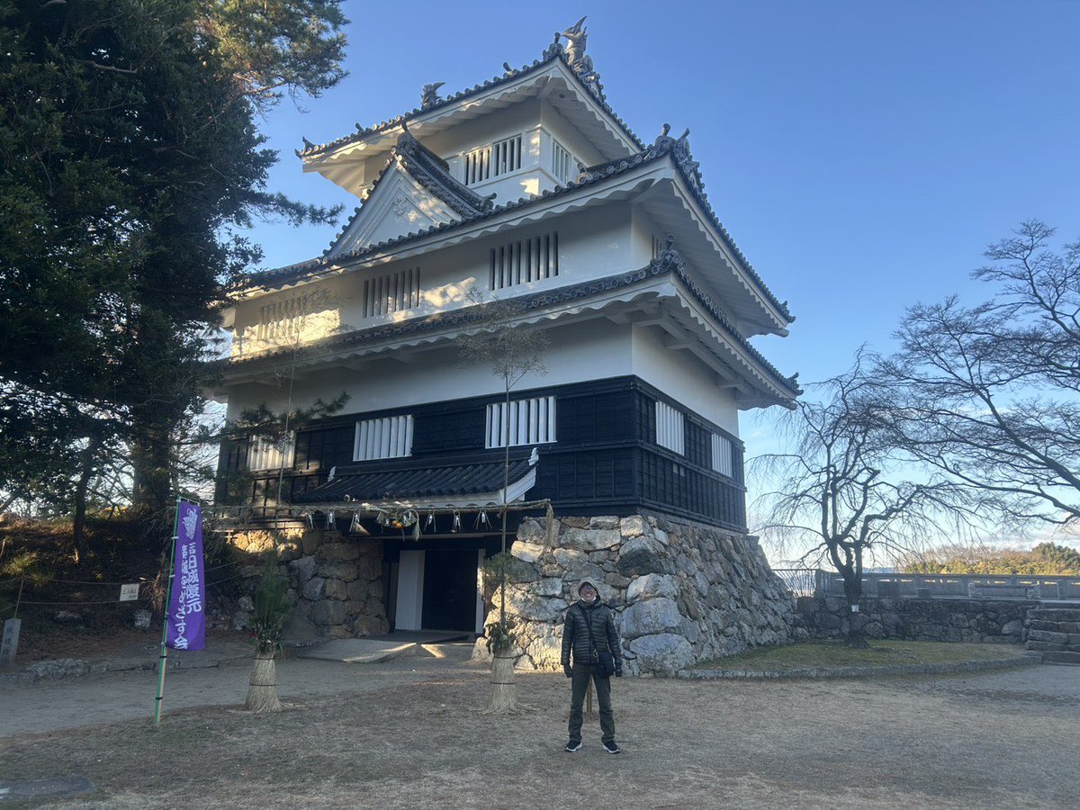 nobby_ueda's tweet photo. 新年明けましておめでとうございます🎍
今日は初詣に行って来ましたが、参拝の列が凄くて並ぶのを諦めて近所を散策して来ました。
小さいですが豊橋公園内にある吉田城です。
公園内でレトロな自販機を発見！賞味期限切れのが出て来るんじゃないかと心配しましたが大丈夫でした(笑)
#dainesejapan https://t.co/GI6sBN7TJB