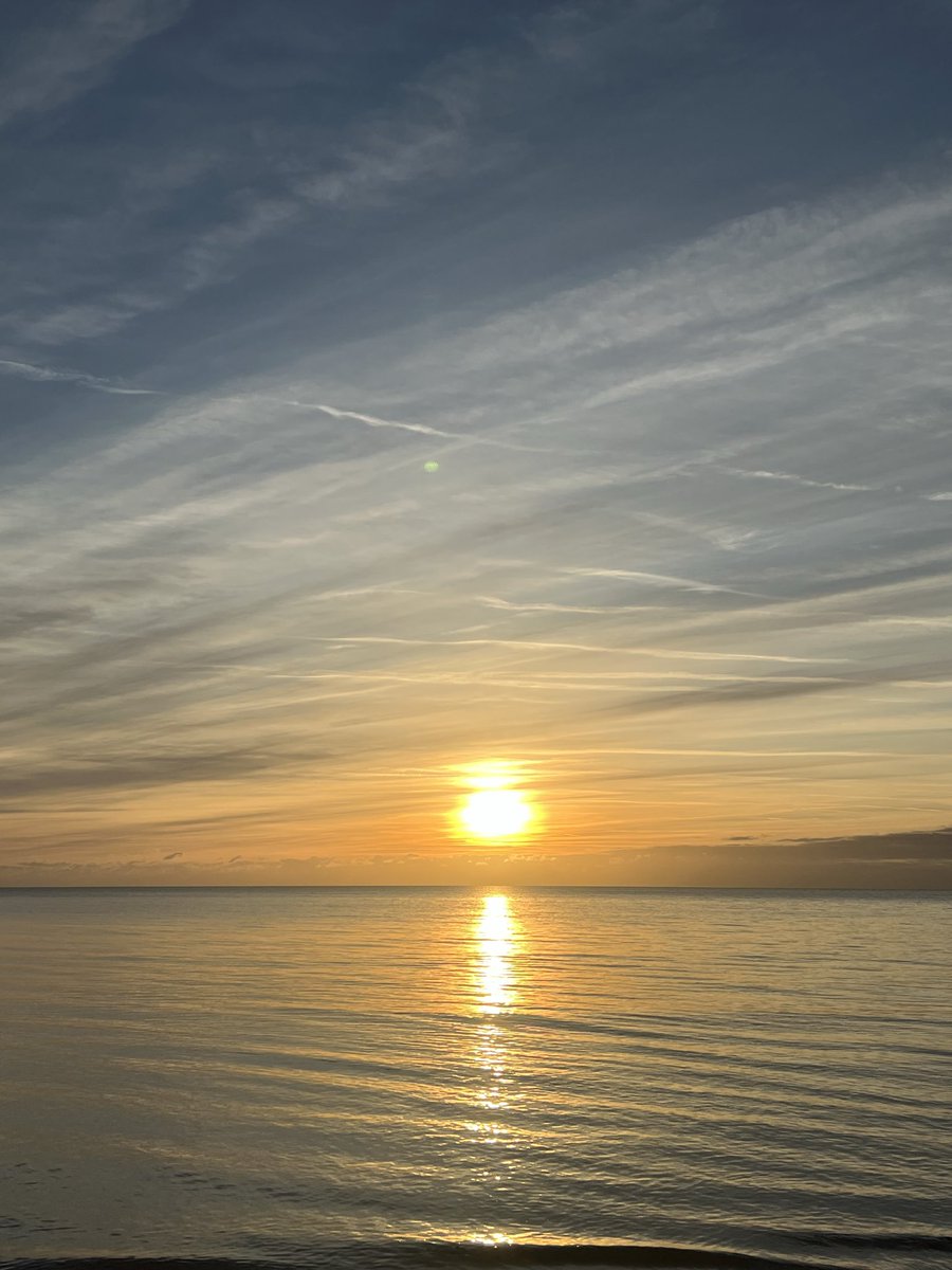 New Year, New Beginnings 🍻
Sunrise, good vibes, and the doors wide open.
Open all day today.
Here’s to a great year ahead. Sláinte! 🍀

Año nuevo, nuevos comienzos 🍻
Abierto todo el día hoy.
¡Por un gran año! 🍀

#JamesJoyceMadrid #IrishPubMadrid #FelizAñoNuevo #NewYearVibes