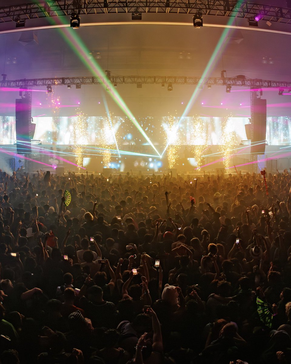 Countdown NYE tweet media