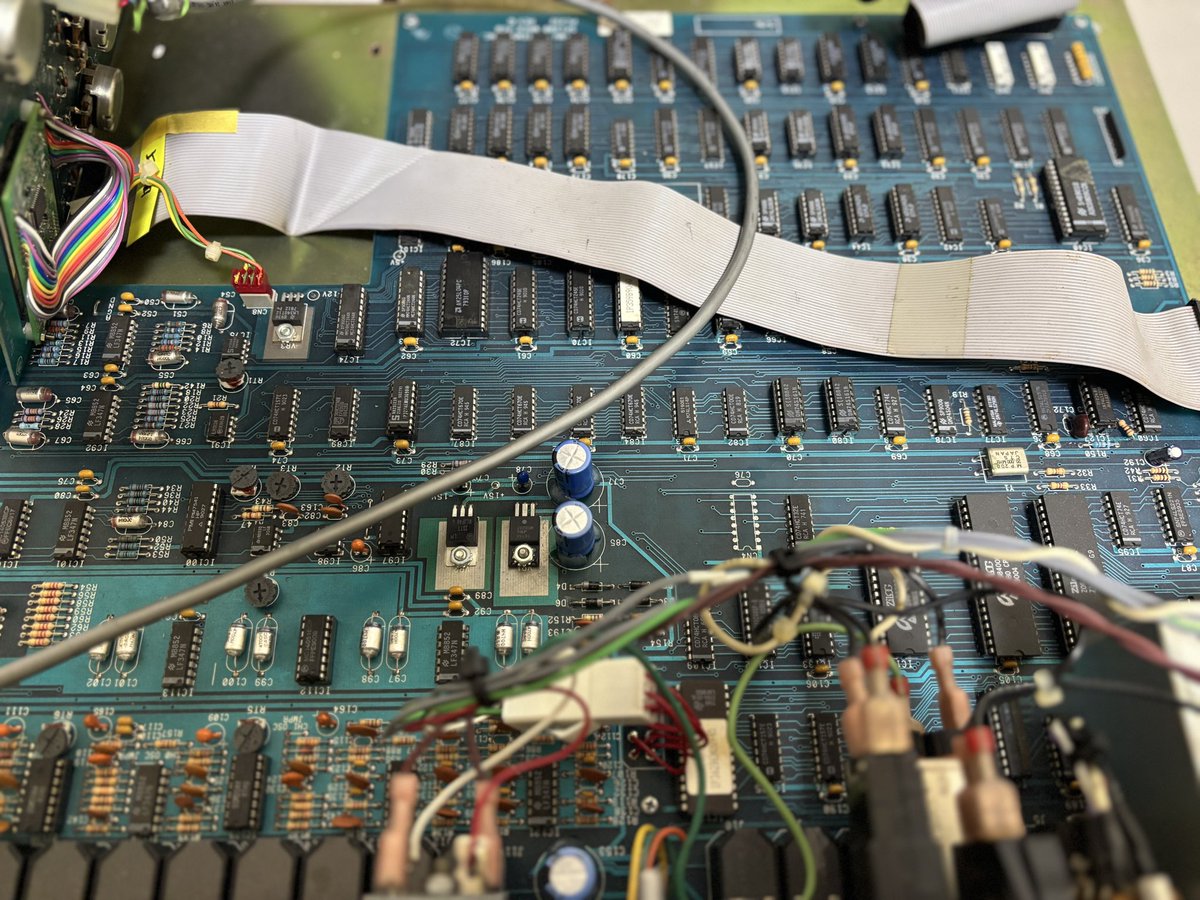 rakia1200's tweet image. 新年明けましておめでとうございます🎍

今年はこれまでとは違った制作環境（ビンテージ機材導入）にモーフィングしつつ新しいジャンルにもトライ出来る様、日々研鑽して参ります。

先ずは新システム構築後シングルリリースを目指します🎧

本年も宜しくお願い致します🐴
#12bit #SP1200