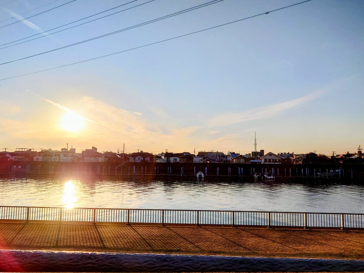 あけました✨
写真は年末の夕日とスカイツリーです。
2025年は、自分の心の声にとてもとても耳を傾けた年でした。そうできたことを大変ありがたく思っています。
2026年はその模索を形にしていく年にできたら幸いです。
本年もどうぞよろしくお願いいたします🎍