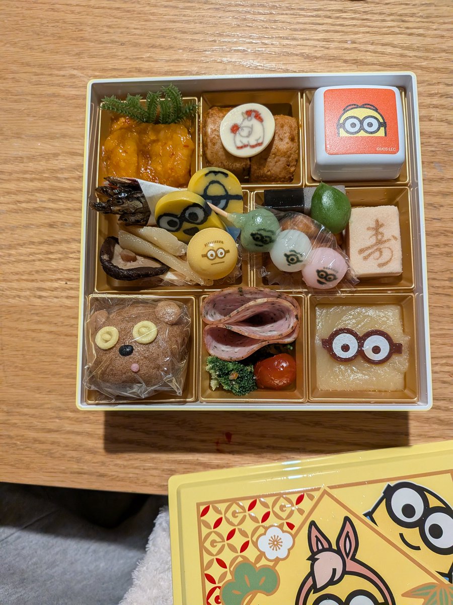 おせちもあるんです。
スター・ウォーズのお節あったら良かったのにね。グローグーのお節とかイクラ入ってそう。