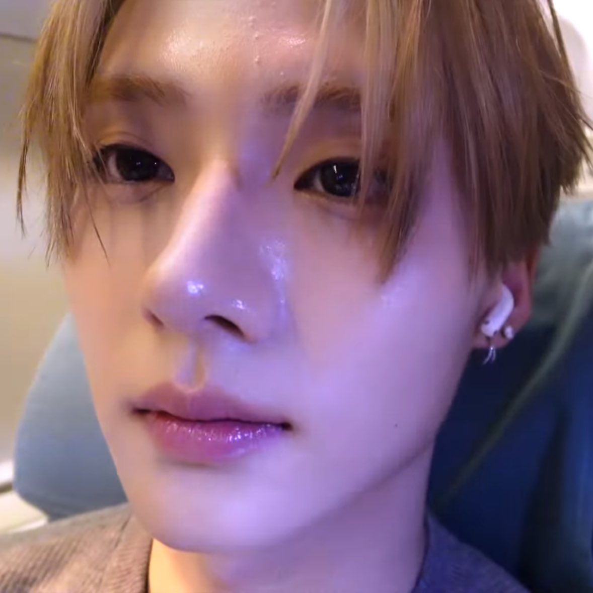 featlsw's tweet photo. the soft lighting suits sangwon so much he’s so pretty and glowing ᡣ𐭩₊˚.⋆⁺₊ https://t.co/J6DMAJZTBW