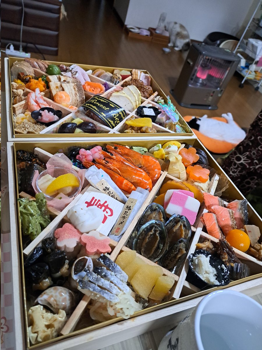 KBASE50ko's tweet photo. 明けましておめでとうございます🌄　　夫婦共に、ゆっくりしたくて何年かぶりに、おせち料理を購入✨さぁ飲みます、島美人で乾杯🍶 https://t.co/UR2c0IkmH1
