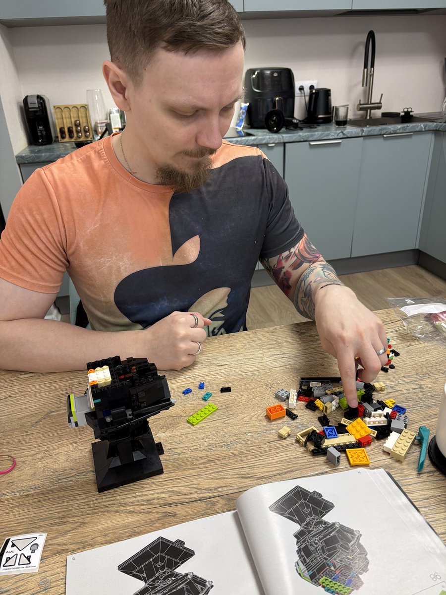 смотрю как муж собирает мой подарок 100 часов по хуйне не беспокоить