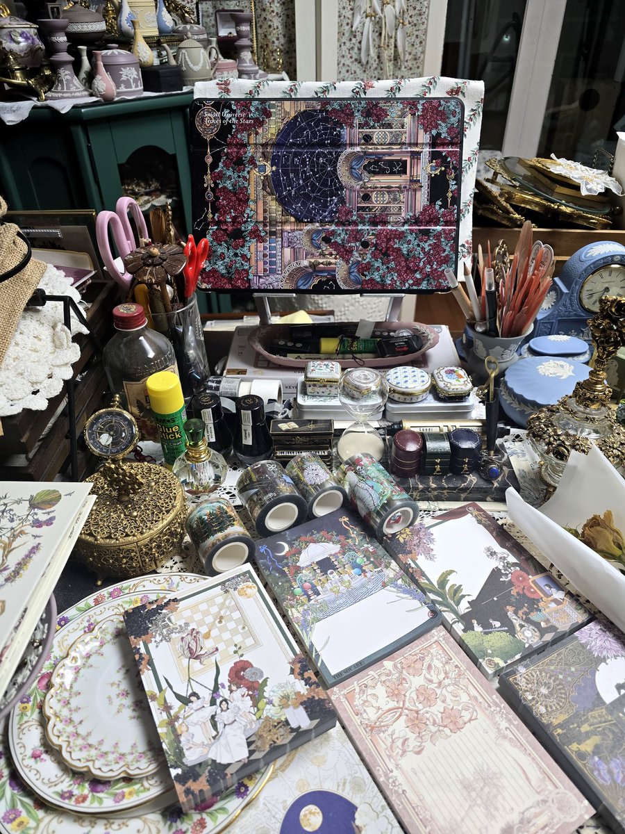 2026년 새해 복 많이 받으세요!
수작업 책상 옆 책장을 올해 필요한 것으로 내용을 바꾸며 기존 메모지, 테이프들을 돌아봤어요. 이 책상 위에서도 올해는 좀 더 많은 시간을 보내길. 디지털과 수작업을 풍성히 작업하는 한 해가 되길 바랍니다.