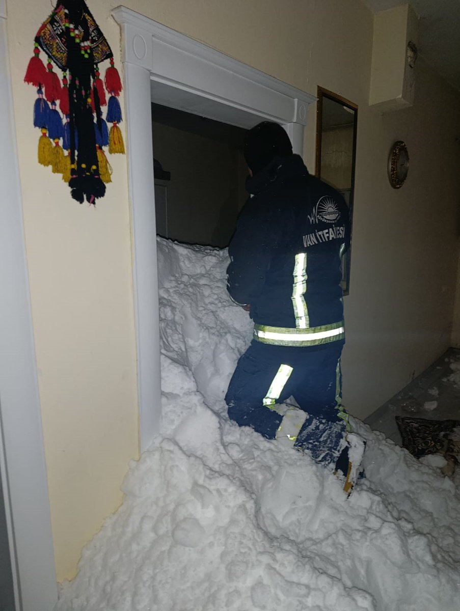 Son Dakika| Van'ın Çatak ilçesinde düşen çığın altında kalan kadının yaralı olarak kurtarıldığı bildirildi.