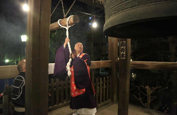 STansuke's tweet image. 日本の伝統と思われがちだが、実は明治時代以降たかだか150年ほどのものは案外多い。
これらは歴史学者が「発明された伝統」(invented tradition)と呼ぶもので、近代国家形成や西洋化の過程で意図的に創出・普及された。…