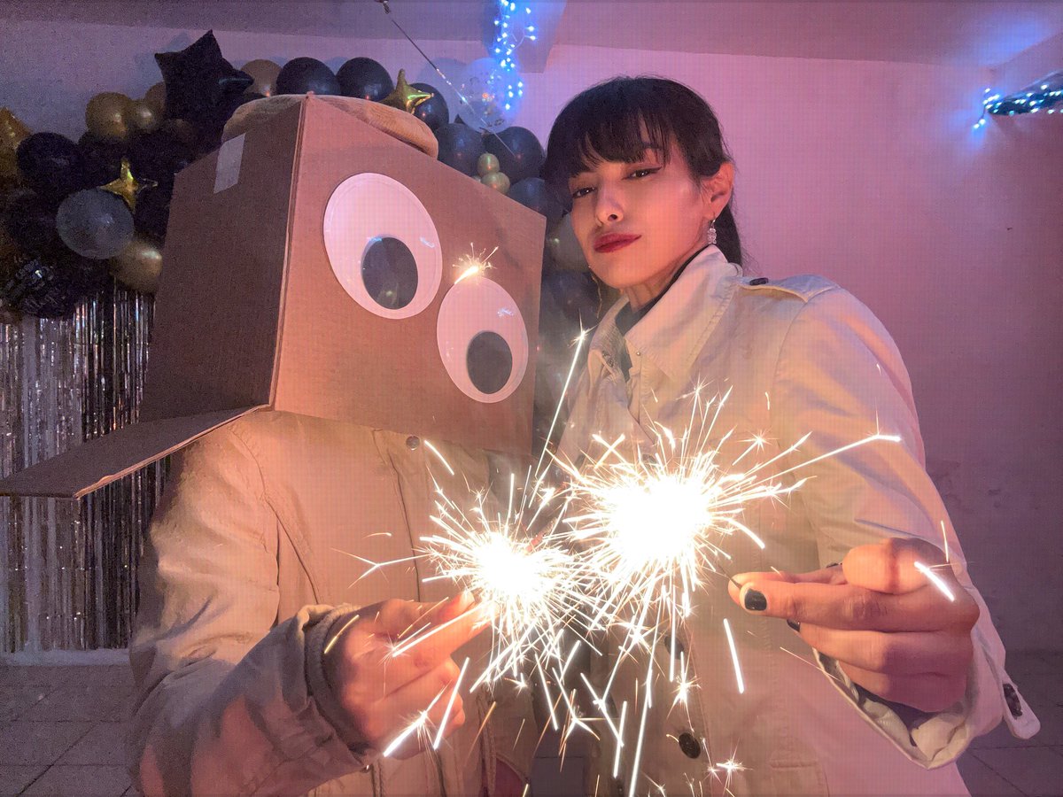 Feliz Año Nuevo les deseamos <a href="/ECDBreadkoffe/">El Cuarto De Breadkoffe 🍞☕</a> y yo.