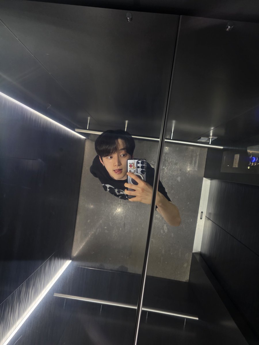 EunjunAimersFan's tweet photo. 🎮 // TWITTER // 01.01.26

[#Eunjun]

C'était une bonne année 2025 et bonne année 2026 maintenant! Soyons heureux, confortables et en bonne santé! Attention à ne pas attraper froid! Je vous aime tellement~❤️

#AIMERS #에이머스 #은준 #EUNJUN

<><><><>
©️ @AIMERS_AMRS
🇫🇷 ➡️ #🎲 https://t.co/TElaahlWJX