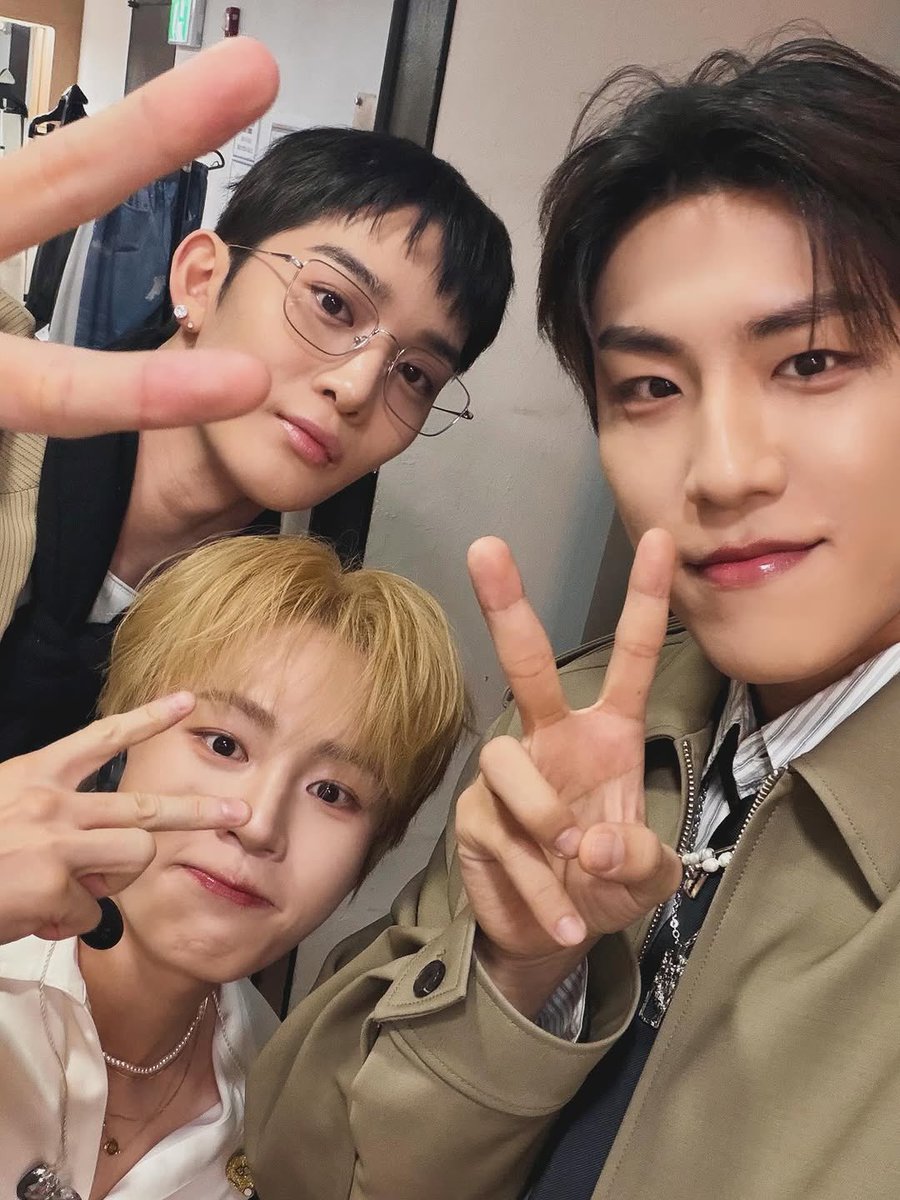 WANNABOND's tweet image. 260101 Woojin insta post with Sungwoon and Jinyoung after Sungwoon’s FM last night with backsound Wanna One’s I.P.U #박우진 #하성운 #배진영  

#WANNABOND #WannaOne #워너원