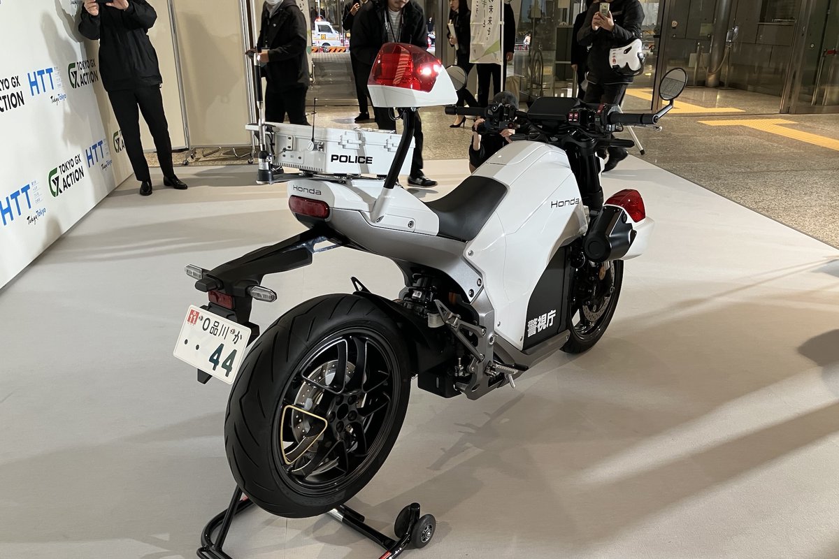 responsejp's tweet photo. 『箱根駅伝』先導はホンダのEV白バイ、オフィシャルカーはFCセンチュリー…見どころまとめ
https://t.co/P2FK2qfrTx

#ホンダ #モーターサイクル #トヨタ #センチュリー https://t.co/nVOqejgUww