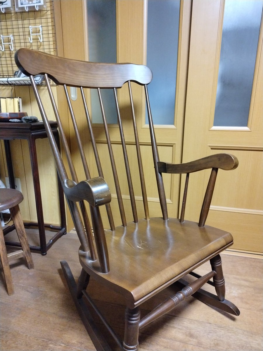 妹がうちは山小屋みたいだと。
何でって聞いたら、ストーブとロッキングチェア。
確かに分からんでもないな。