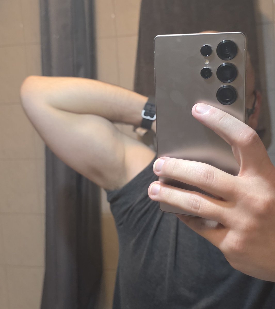 Okay, I gotta admit, going to the gym DOES start to pay off. And you may see part of my head again 😉
#gay #bi #pan #dom #selfawareness #gymboy