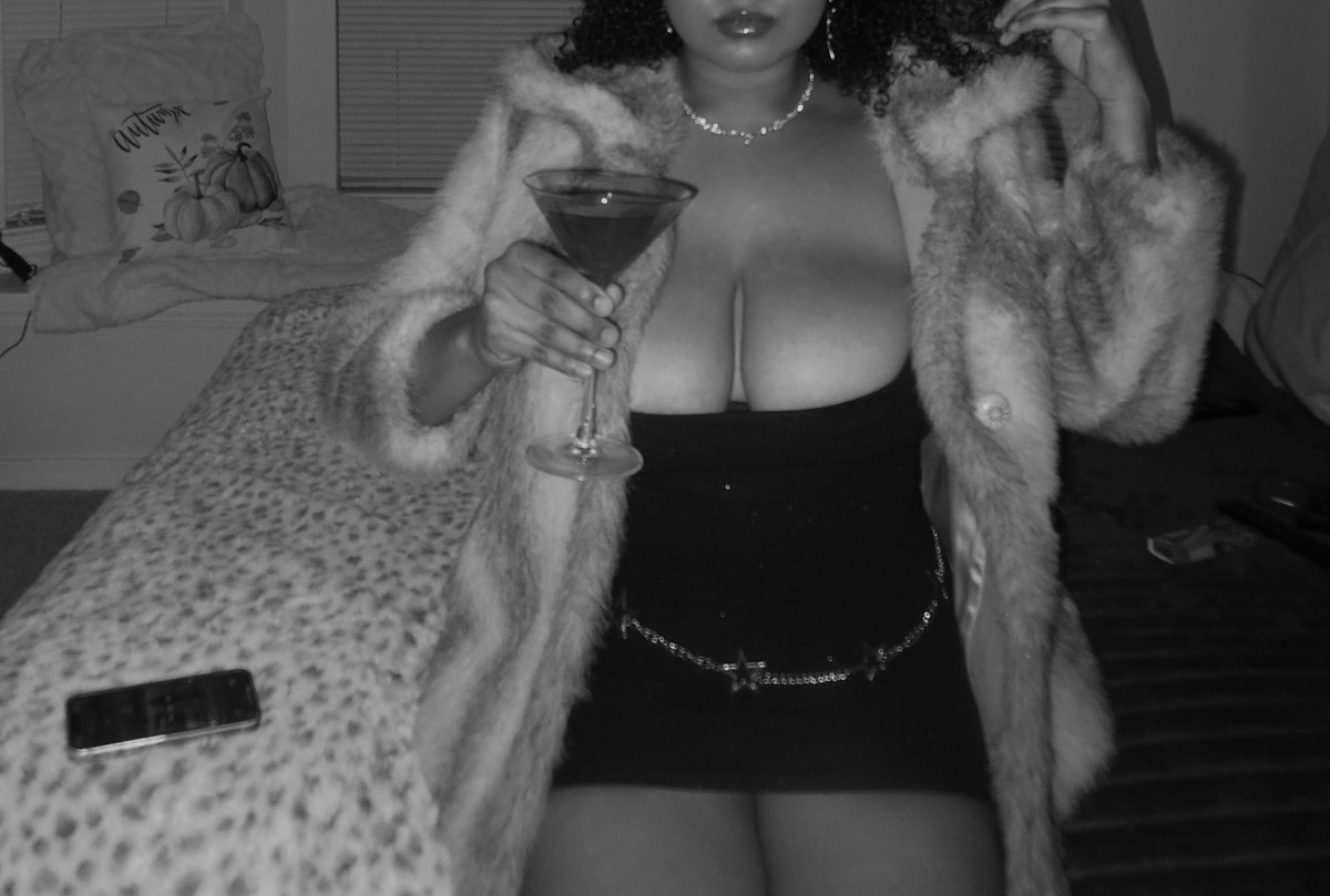 iamroselina_'s tweet photo. happy new years 🍸
#morena #curlyhair https://t.co/3ViiXyBZke