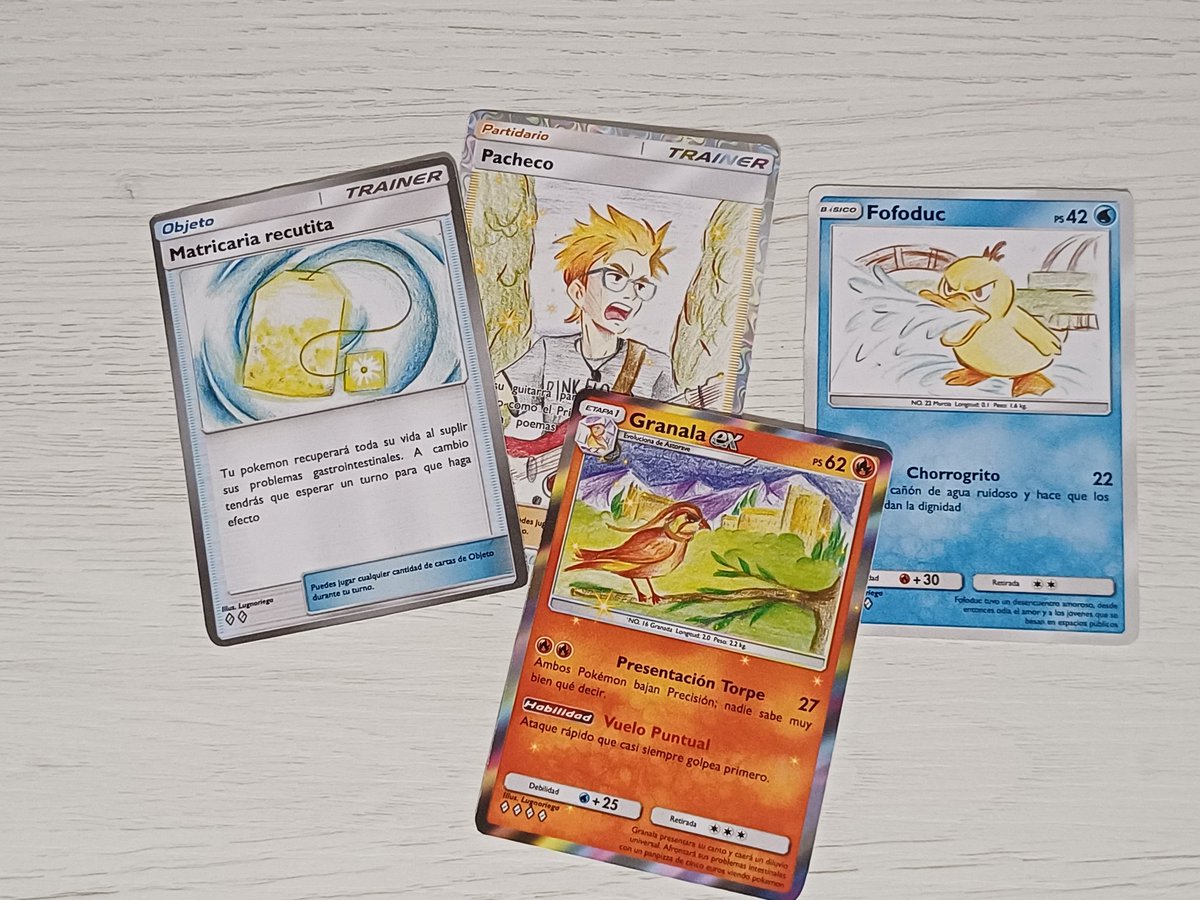 Mirad qué me ha regalado Lucía por nuestro décimo aniversario: ha diseñado e ilustrado cartas de Pokémon sobre nosotros. 🥰✨️