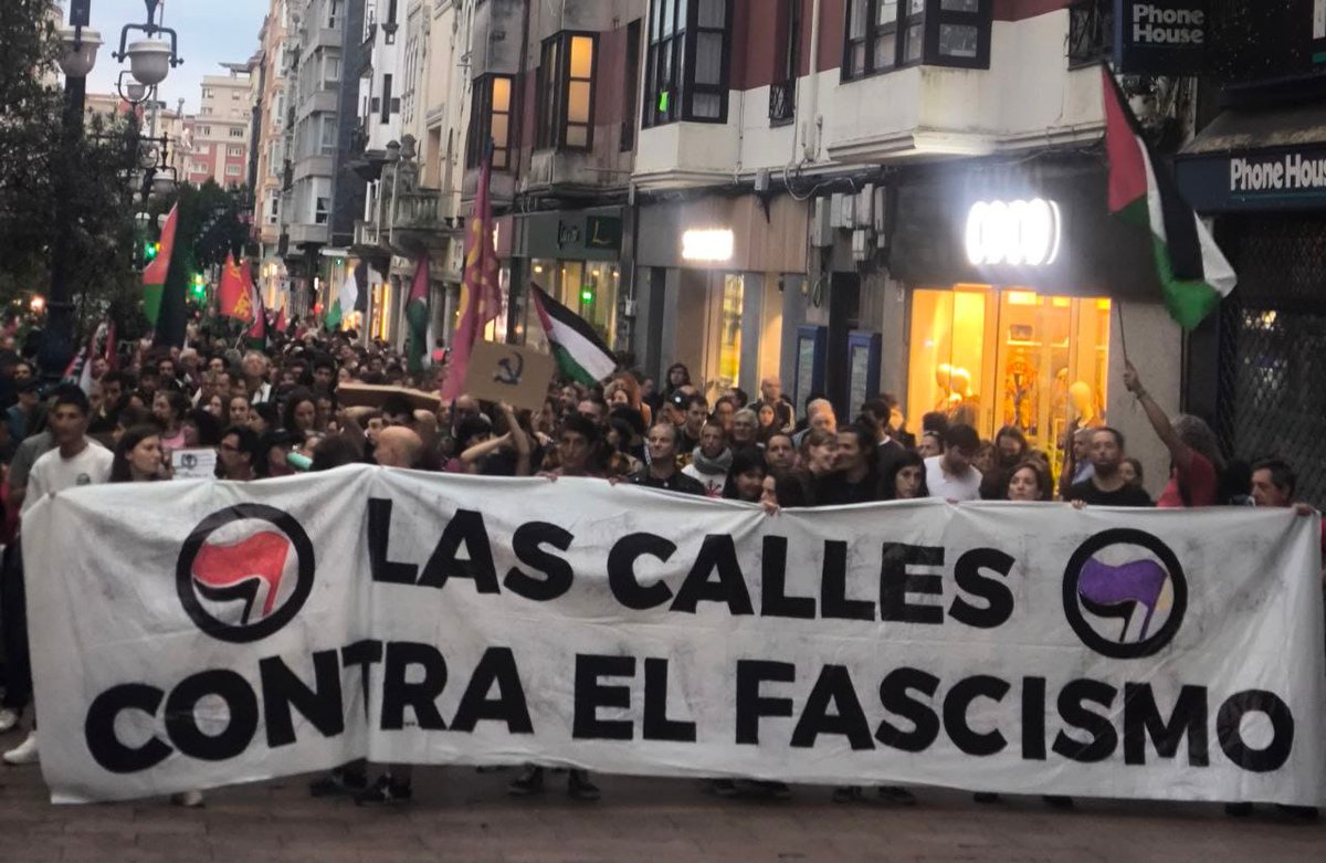 Rafael_Narbona's tweet photo. VOSOTROS, FASCISTAS, SOIS LOS TERRORISTAS

¡Cuánta razón tenía Irene Montero al decir que era necesario reventar a la derecha! Todos los días me encuentro con nuevos insultos en las redes sociales. La derecha ya es abiertamente golpista. En todo el planeta. Intenta reventar a todos sus adversarios mediante la guerra sucia en las redes sociales y en la vida real. En España, reventaron a Podemos, a los sindicalistas de la Suiza, a los jóvenes de Zaragoza y Alsasua, a escritores como David Uclés, que dejó Twitter harto de insultos. 

Ayuso es una de las principales responsables de este clima de odio. Cuando dijo "Comunismo o barbarie" o "Que te vote Txapote" arrojó más gasolina al fuego que ya ardía desde el 36, cuando la derecha dio un golpe de estado. Ahora, la época en que vivimos no soporta estas maniobras, pero siguen deseando fusilar a 26 millones de españoles, como confesaron un grupo de militares españoles en un chat privado. 

Yo solo soy uno de los miles de ciudadanos de izquierdas a los que la derecha quiere reventar. De momento, en las redes sociales, pero en una Feria del Libro ya tuve que contar con protección policial, pues me habían amenazado desde varias páginas neonazis de esta red social. Pablo Iglesias le dijo a Espinosa de los Monteros que la derecha deseaba dar un golpe de estado, pero no se atrevían a hacerlo. Es cierto. De momento, ya han conseguido la cabeza del ex fiscal general del Estado, una jugada concebida para tapar la corrupción del entorno de Ayuso, que en su momento declaró que el rey, los jueces y ella harían lo necesario para frenar las reformas del gobierno de Sánchez.

Esta guerra sucia no sería posible sin sicarios mediáticos como Carlos Herrera, Jiménez Losantos, Antonio Naranjo, Girauta y sus satélites, plumíferos como Javier Rubio Donzé o cualquiera de los plumillas que trabajan en The Ojete, El Debate, Libertad Digital, el ABC y cloacas similares. Los crímenes del nazismo no se habrían producido sin la campaña de intoxicación de los medios conservadores, que avivaron el odio al comunismo, el socialismo y las minorías.

No se puede dialogar con quienes pretenden destruirte. Hay que reventarlos, como señaló Irene Montero con su valentía habitual. Y reventar aquí no significa utilizar la violencia física, sino desenmascararlos para neutralizar su discurso. Y eso se hace con pasión, compromiso, beligerancia verbal, amor a la verdad y determinación de no dar ni un paso atrás. 

Cuando acusan de odio a la izquierda, solo cabe una respuesta: ¡Vosotros, fascistas, sois los terroristas!