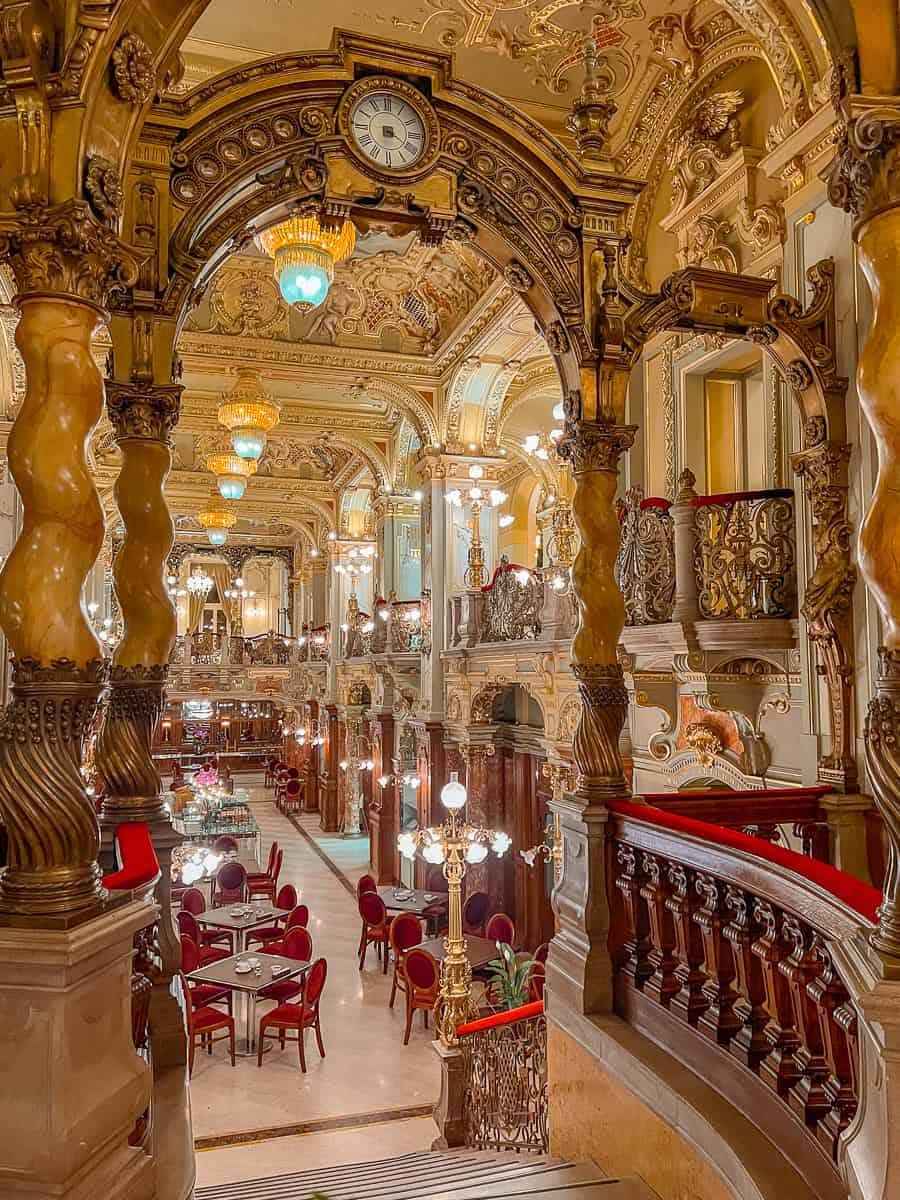 The New York Café in Budapest 🇭🇺, often regarded as one of the most beautiful coffeehouses in the world, is a true architectural gem. Opening its doors in 1894, this luxurious café showcases a captivating blend of Renaissance, Baroque, and Art Nouveau styles. Its opulent design