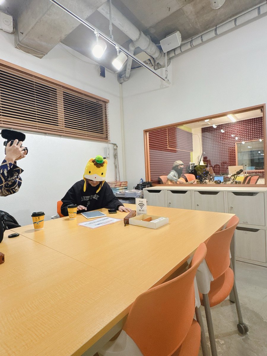 すごい空間に来てますなう🔥

✅『コマラジ』85.7Hz（東京都狛江市）
夜20:00～生放送オンエア！！

#コマラジ #AURA #AURA元気