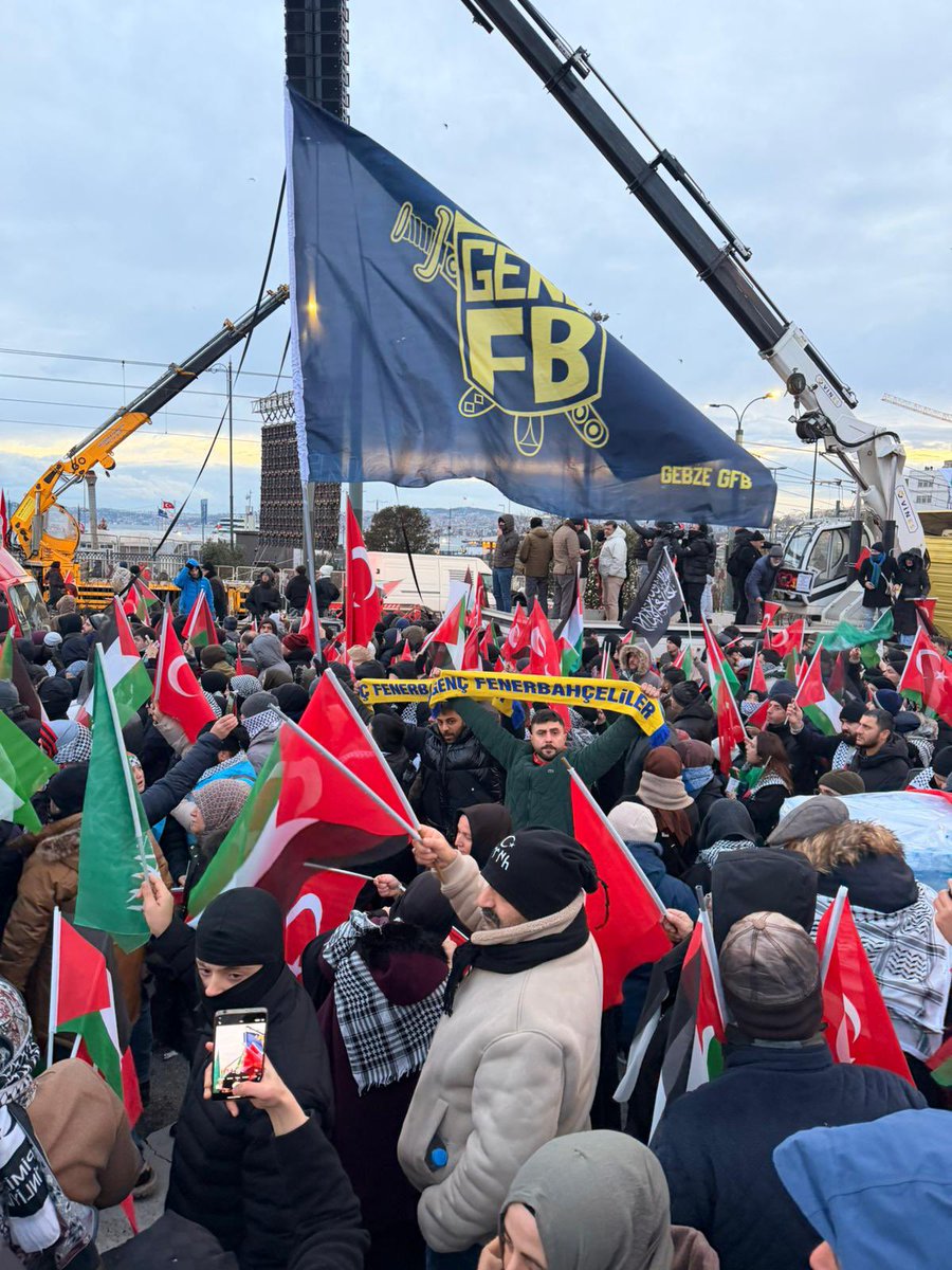 Yeni yılın ilk gününde, insanlığın vicdanını yaralayan zulme karşı sessiz kalmıyor; mazlumun yanında, adalet ve insanlık için tek yürek oluyoruz. Filistin’de yaşanan insanlık suçlarına hayır demek, bu zulme karşı duruşumuzu açıkça göstermek için düzenlenen Büyük Filistin