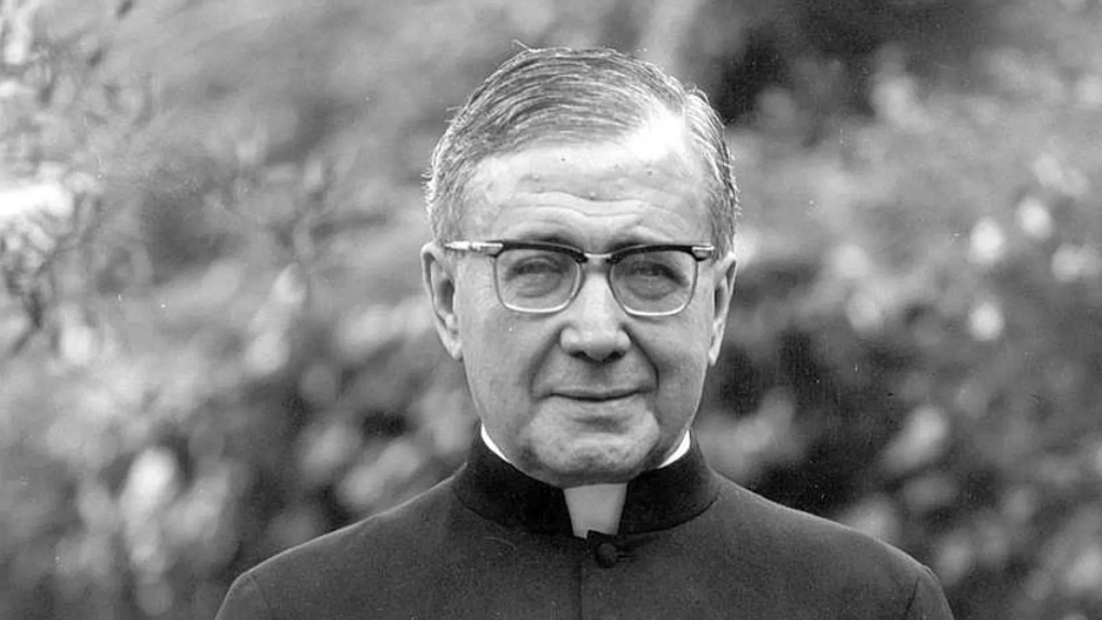 opusdei_es's tweet photo. 🆕 ➡️ "Año nuevo, lucha nueva". Este fue el lema que San Josemaría se propuso al comenzar el año 1972.

"Para ti, que deseas vivir tu vida con sentido, cada día puede ser un nuevo comienzo".

🥂 ¡Feliz año a todos! 🥂 https://t.co/JGJ4WRSXCP