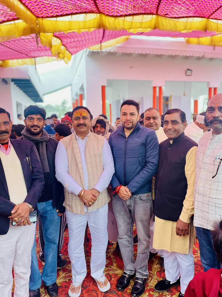 नए साल के शुभ अवसर पर आज नोएडा सालारपुर में मौसाजी चौ योगेन्द्र मावी जी प्रबंधक Divine Public School  द्वारा भंडारा में सम्मिलित हुए और ज़ेवर में चौ रोहताश दलगीर जी द्वारा मार्केट के शुभारंभ में सम्मिलित हुए व ब्लॉक प्रमुख ज़ेवर श्री कमल प्रमुख जी के यहाँ भंडारा में सम्मिलित हुए