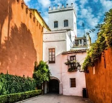 Qué mejor manera de empezar el año que paseando por Sevilla. Buenos días desde donde el sonido del agua sacia los sentidos del caminante, entre la Sevilla judía y la Sevilla cristiana, donde se atraviesa un túnel del tiempo que te transporta a la Sevilla del siglo XIV.