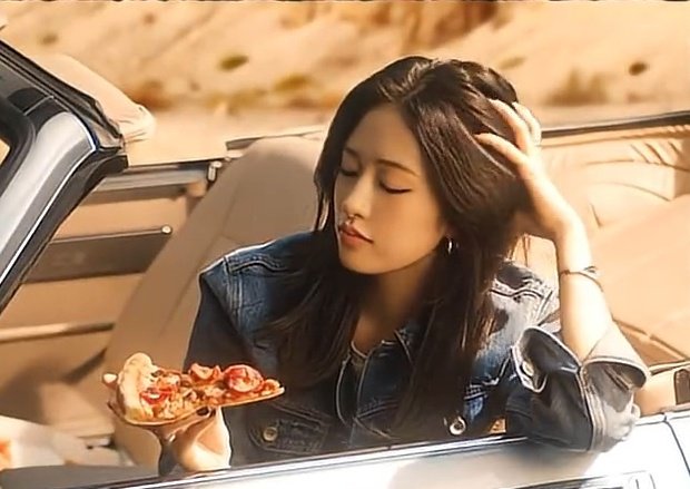 daengdaengjoa's tweet photo. a pizza ad doing the most to deliver one of yujin's best looks...😩✋ https://t.co/Q6Sy1LRYRq