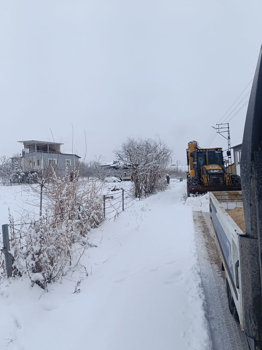 İlçemiz Genelinde Karla Mücadele Çalışmalarımız Aralıksız Sürüyor.