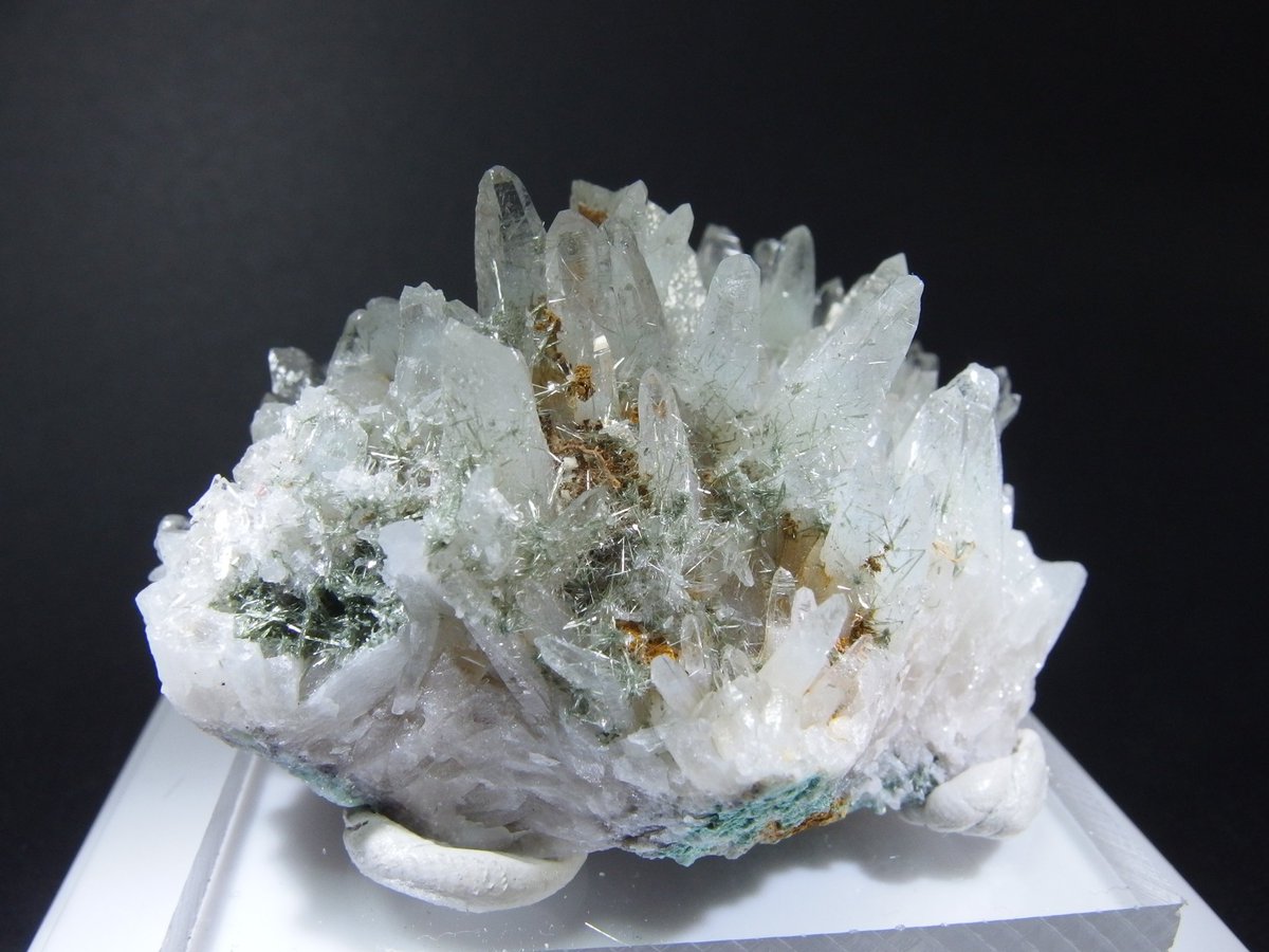 BlueColundum's tweet image. 元旦でのんびりしてたので、昨年一お気に入りの水晶撮影してみた
金鶏鉱山の水晶クラスター
セリウムフローレンス石、苦土電気石が付いてる