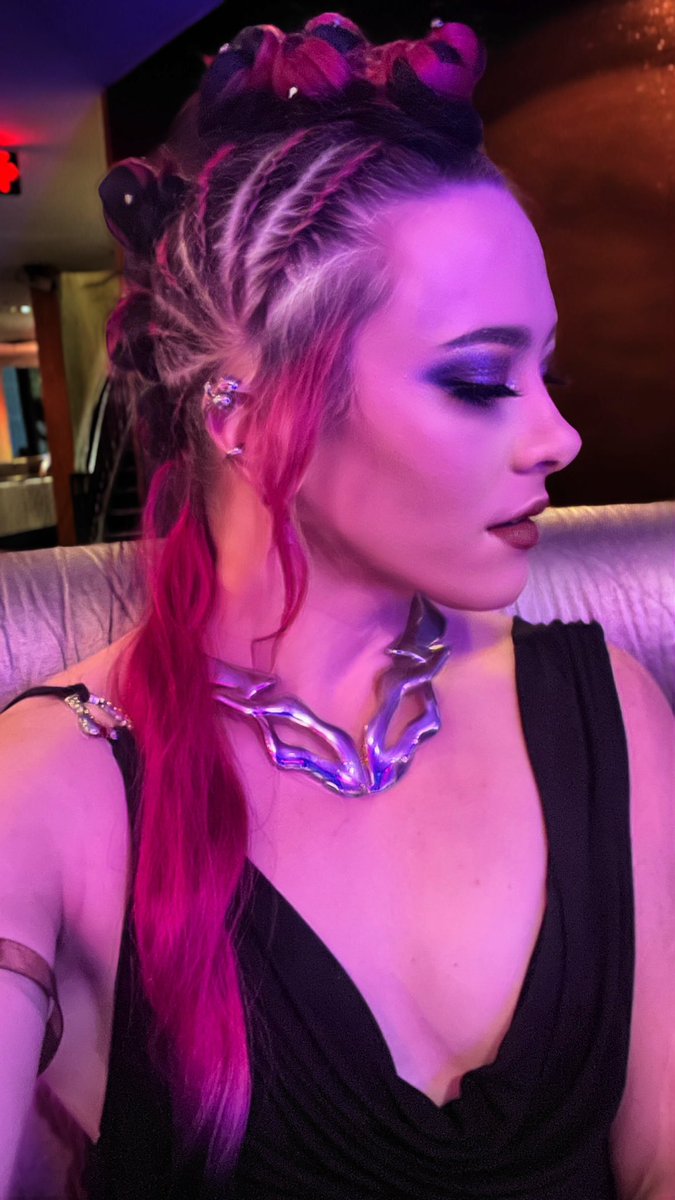 ClaireMax's tweet image. Reminder that I am goddamn beautiful