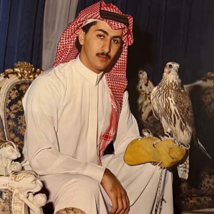 قصيدة الأمير عبد الرحمن بن مساعد ال سعود
في الشاعر طلال بن عبد العزيز الرشيد- رحمه الله 

يارفيقي مايكبرك اللقب
به ومن دونه تظل انت الكبير
لايهمك حكي حمال الحطب
ماينقص قدرك الهرج الكثير
الرجال اخلاق ماهم بالحسب
والمواقف درس والجاهل غرير