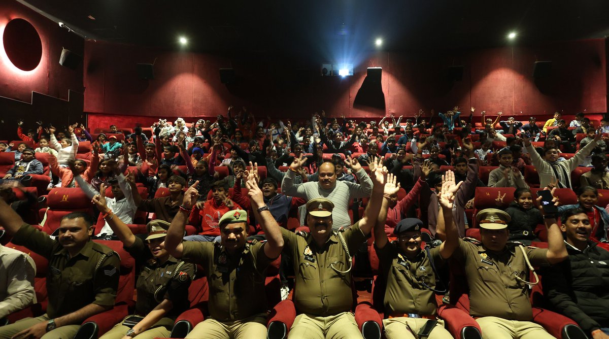 सुरक्षा सिर्फ ड्यूटी नहीं, ज़िम्मेदारी भी है। 

नए साल की एक सकारात्मक शुरुआत 🇮🇳
लखनऊ में हजरतगंज पुलिस ने नए साल के अवसर पर आर्थिक रूप से कमजोर एवं अनाथ बच्चों को देशभक्ति पर आधारित फिल्म ‘21’ दिखाई। इंस्पेक्टर हजरतगंज विक्रम सिंह ने बताया कि इस पहल का उद्देश्य बच्चों में