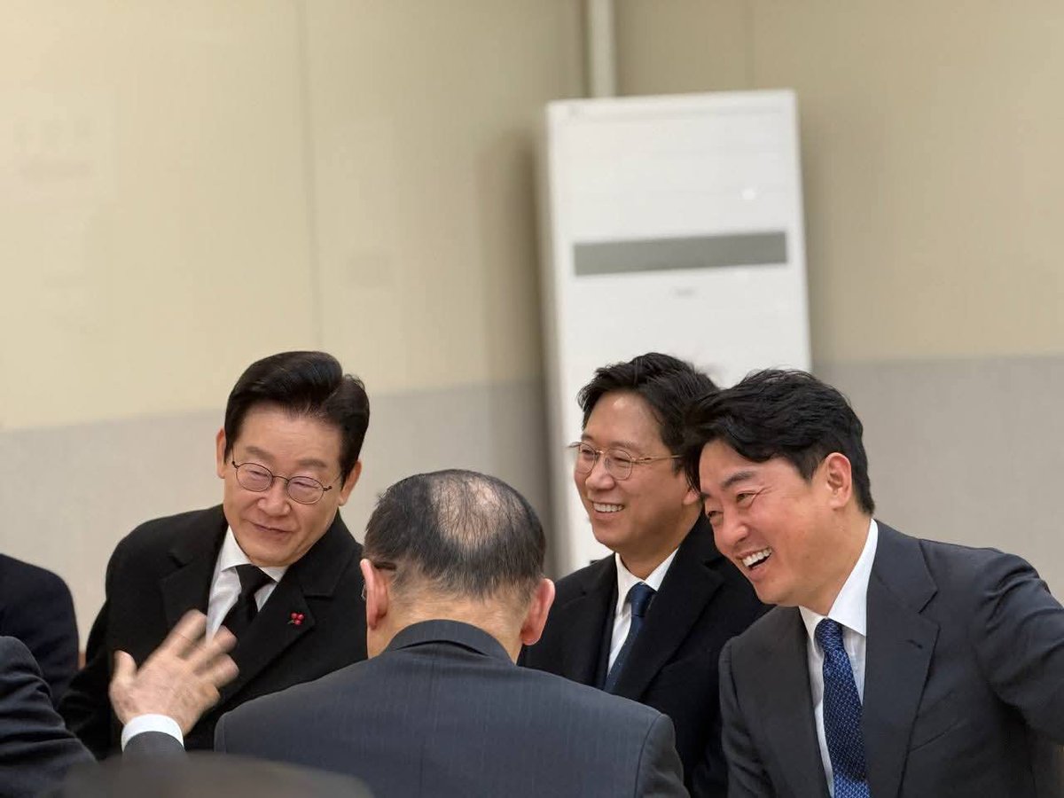 <대도약의 원년 > 2026년이 밝았습니다. 
첫 일정으로 현충원을 참배하고 이후 #청와대 구내식당에서 떡국을 먹었습니다.

말뿐이 아닌 결과로 보여드릴 수 있도록 올 한해도 최선을 다하겠습니다. 
작년 한해 너무 감사했고, 올해도 잘 부탁드리겠습니다.

facebook.com/share/1GDRUWAM…