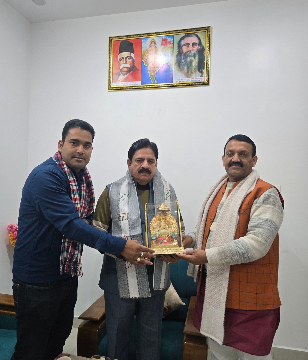 आज 01-01-2026 को जनपद हाथरस के कस्बा सासनी स्थित भारतीय जनता पार्टी हाथरस के वरिष्ठ नेता श्री सतेंद्र सिंह (नगला रामबल) जी के आवास पर पहुंच कर नववर्ष की शुभकामनाएं दीं। 
आपके द्वारा किए गए स्वागत सम्मान के लिए आपका बहुत बहुत आभार एवं धन्यवाद।