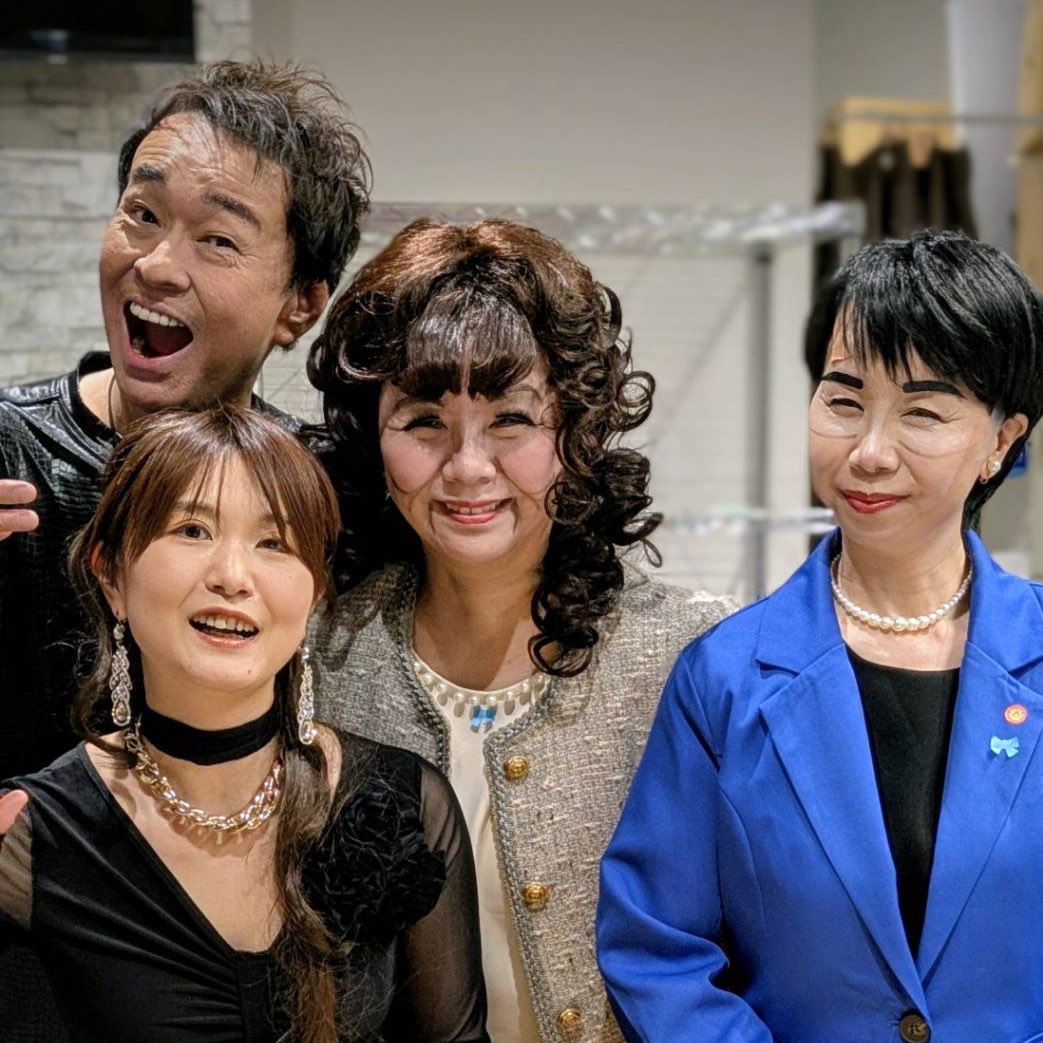 ofumi0412's tweet photo. あけましておめでとうございます！
昨年も歌わせていただきありがとうございました😊

写真は年末に共演させていただいた瀬戸つよしさん&amp;まりもこさん。そして元旦散歩で出会った三毛猫ちゃん。

今年は４月のライブはお休みしますがしっかり充電したいと思っております。今年もよろしくお願いします！ https://t.co/dbn1gXnEnJ