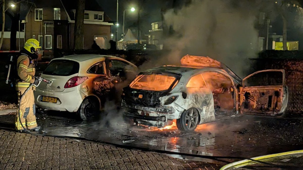 Auto volledig uitgebrand door mogelijk brandstichting