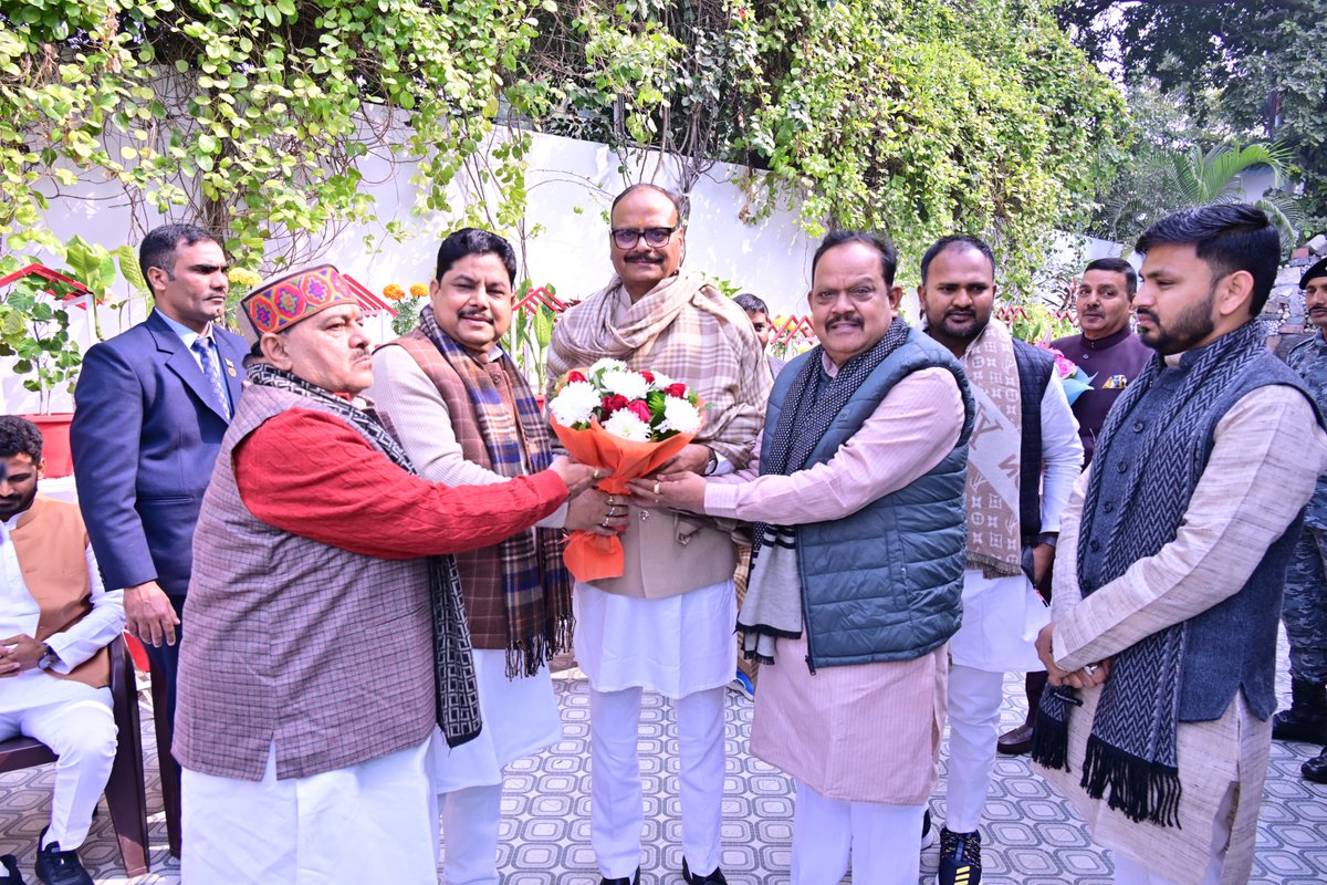 आज प्रदेश अध्यक्ष उत्तर प्रदेश शिक्षक महासंघ श्री दिनेश चंद शर्मा जी, महामंत्री श्री संजय सिंह जी, कोषाध्यक्ष श्री शंकर पांडेय जी से भेंटकर आंग्ल नववर्ष की हार्दिक बधाई एवं शुभकामनाएं दीं।