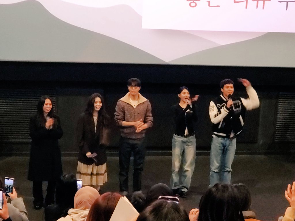 下午，自己行街shop,我家韓迷去追星，看韓劇，各有各玩😄