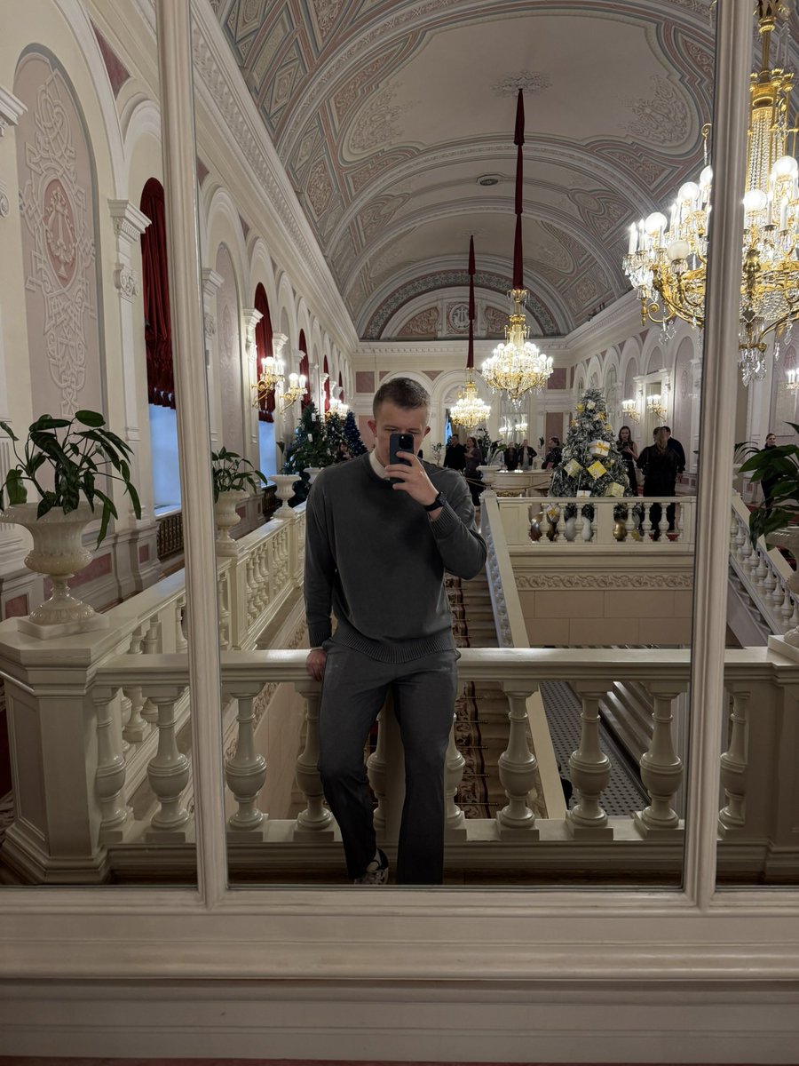 Замечательный двухметровый мужчина для ничего tweet media