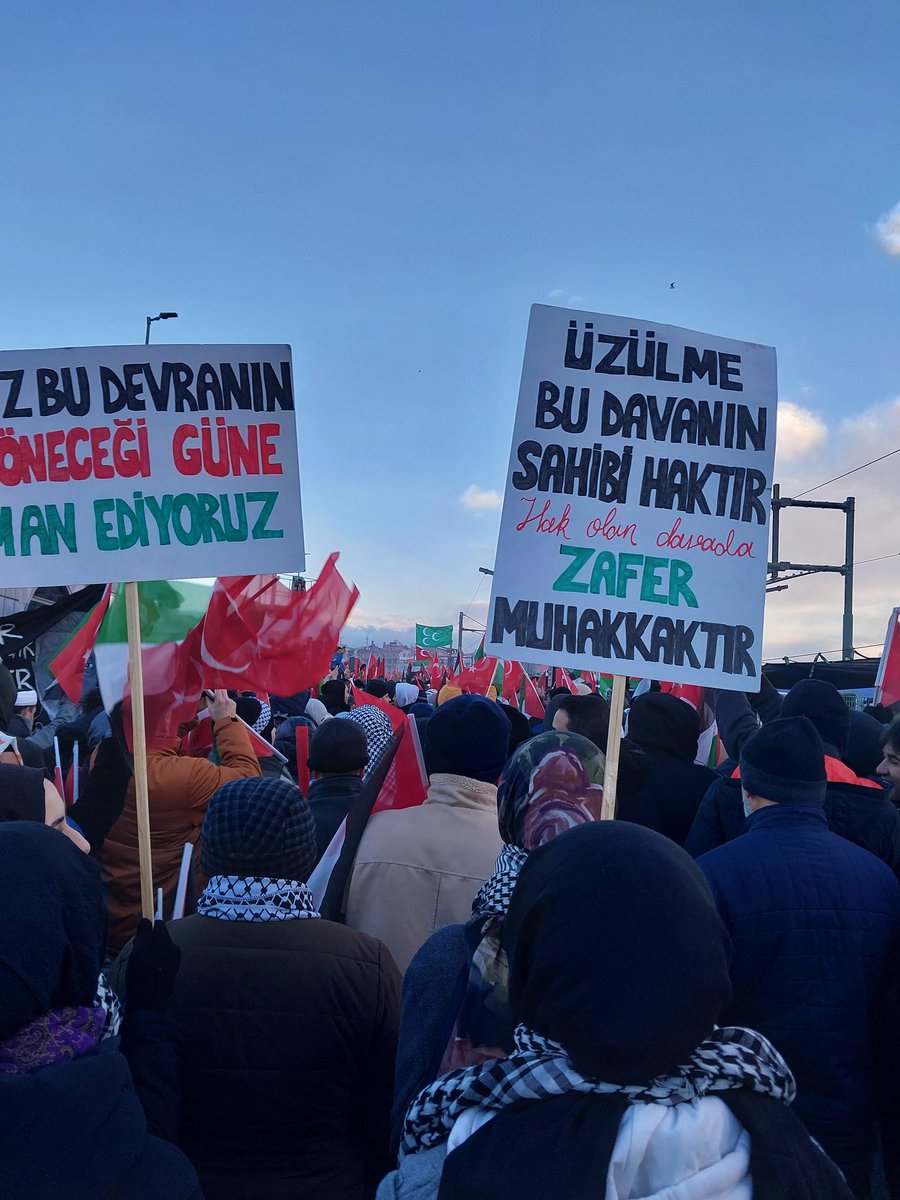 Zemin kan kırmızı ay yıldızı ak
O mübarek bayrak işte bu bayrak
Zemin kan kırmızı ay yıldızı ak
O mübarek bayrak işte bu bayrak #GazzeyiUnutma #Gazze