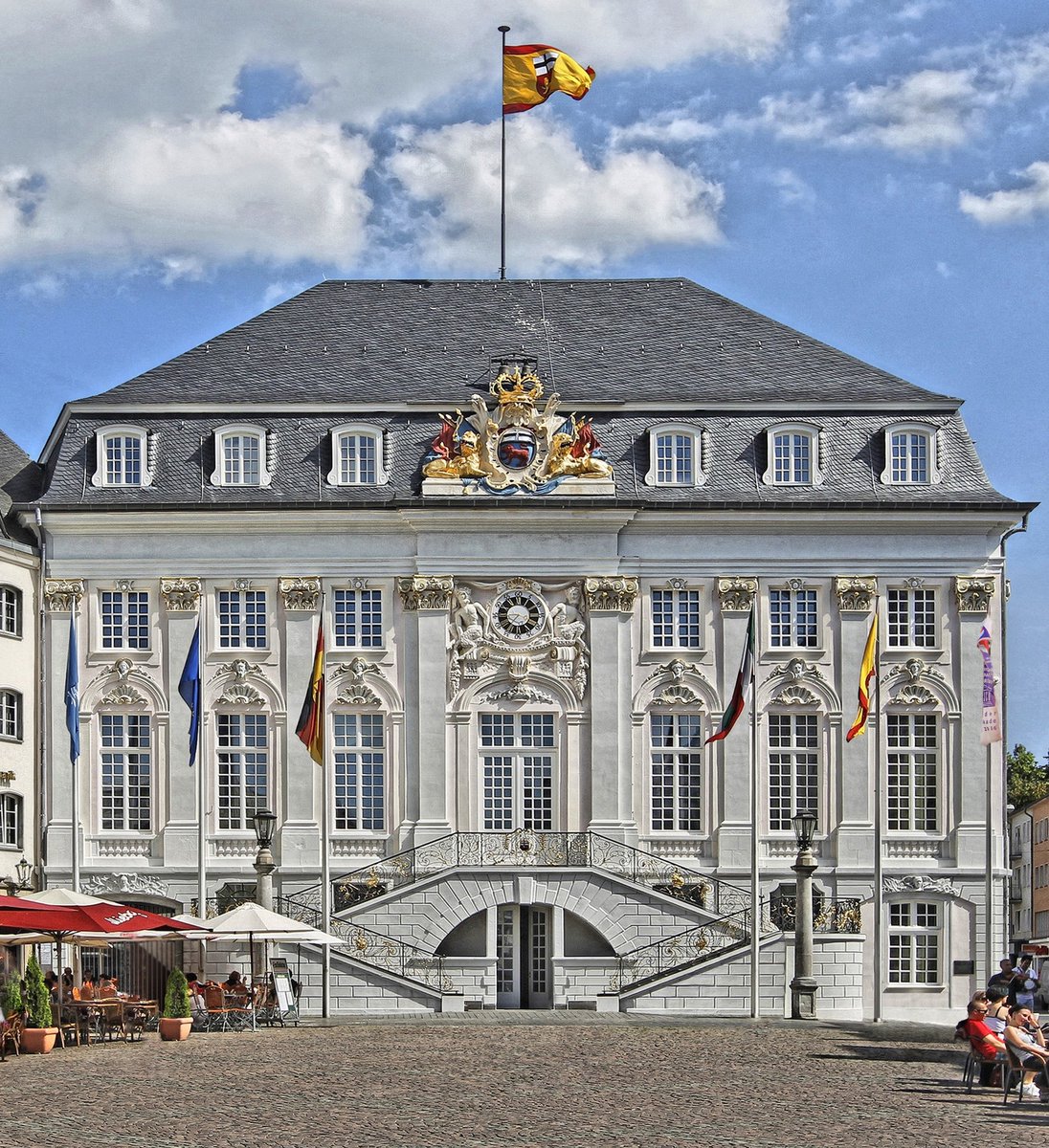 dutchbuildings's tweet image. The old town hall of #Bonn 🇩🇪 is a three-story rococo structure built 1737-1738 by electoral court architect Michael Leveilly, though its ornate facade and gilded grand staircase were only fully completed around 1780. It replaced a modest 15th-century predecessor destroyed by